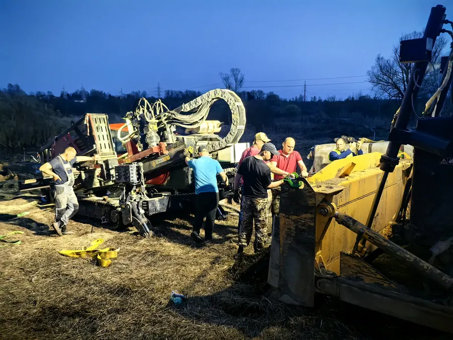 Рабочий котлован и труба на объекте ГНБ ночью